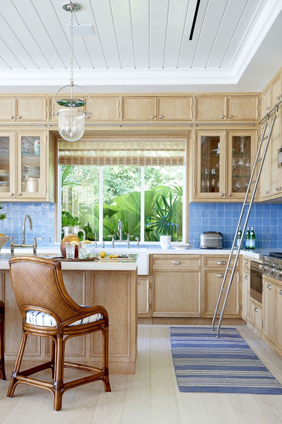 https://foter.com/photos/420/bright-and-welcoming-rustic-themed-kitchen.jpg