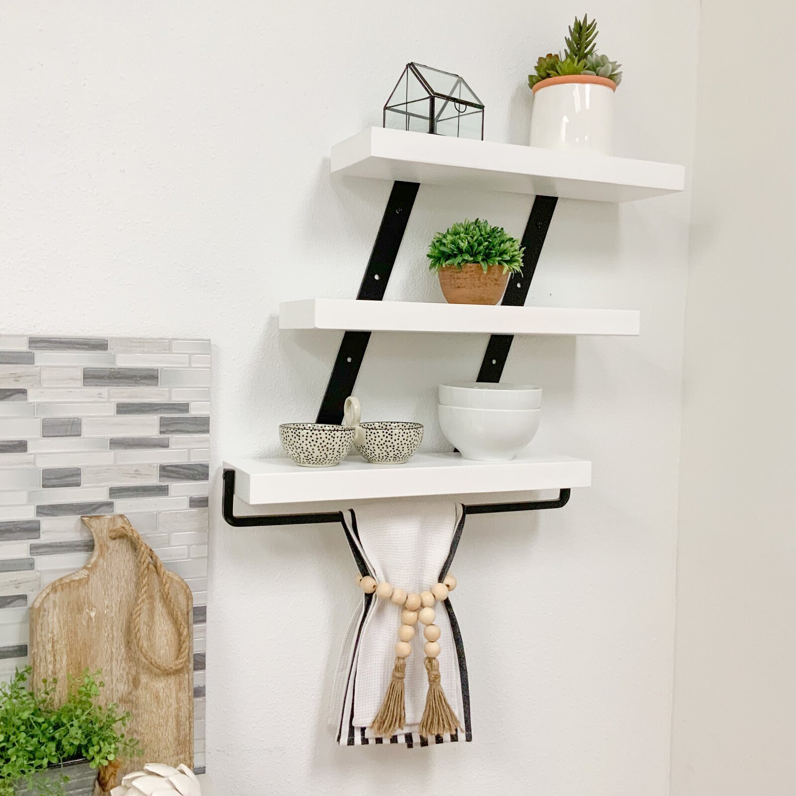 Diagonal spine wall shelf