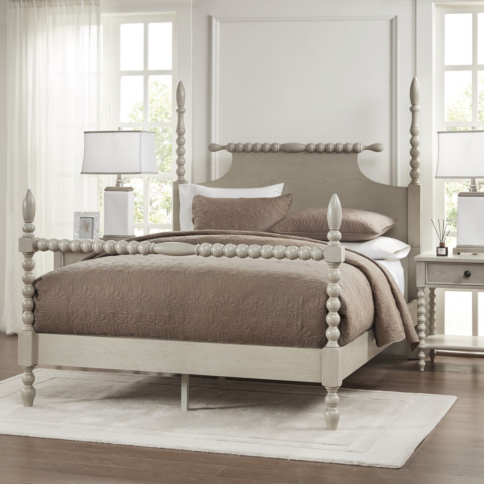 King Size Poster Bed with Turned Details
