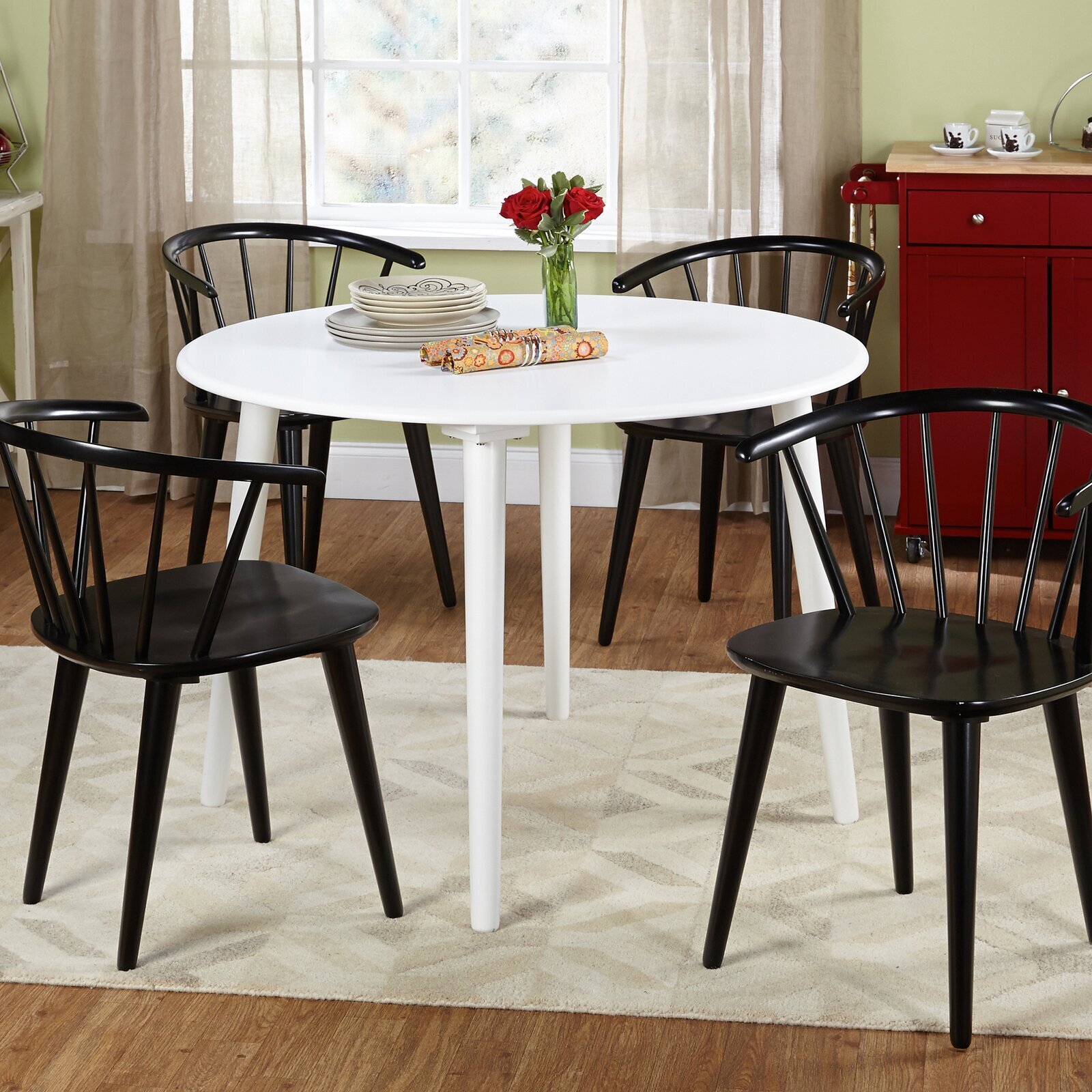 Minimalist Windsor Table and Chairs