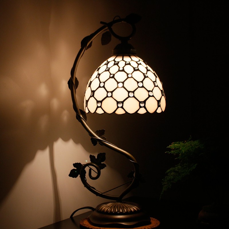Tiffany Bankers Lamp W8H22 Inch Cream Stained Glass Table Desk Reading Light Crystal Pearl Bead Style Shade S005 World Menagerie LAMPS Living Room Bedroom Study Bookcase Coffee Bar Gifts