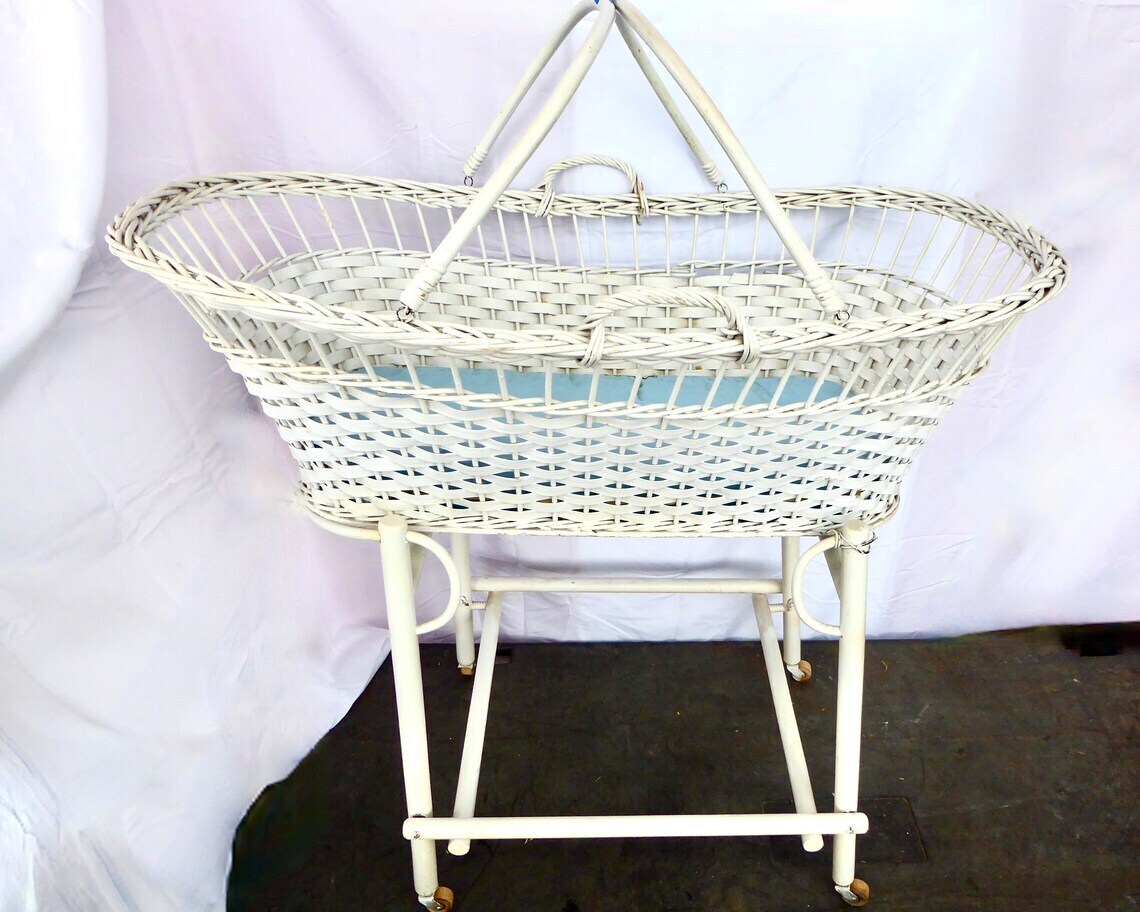 Wide Mouth Vintage Wicker Bassinet with Collapsible Stand