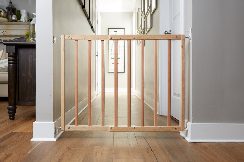 Safety Mate Expandable Wall Mounted Pet Gate