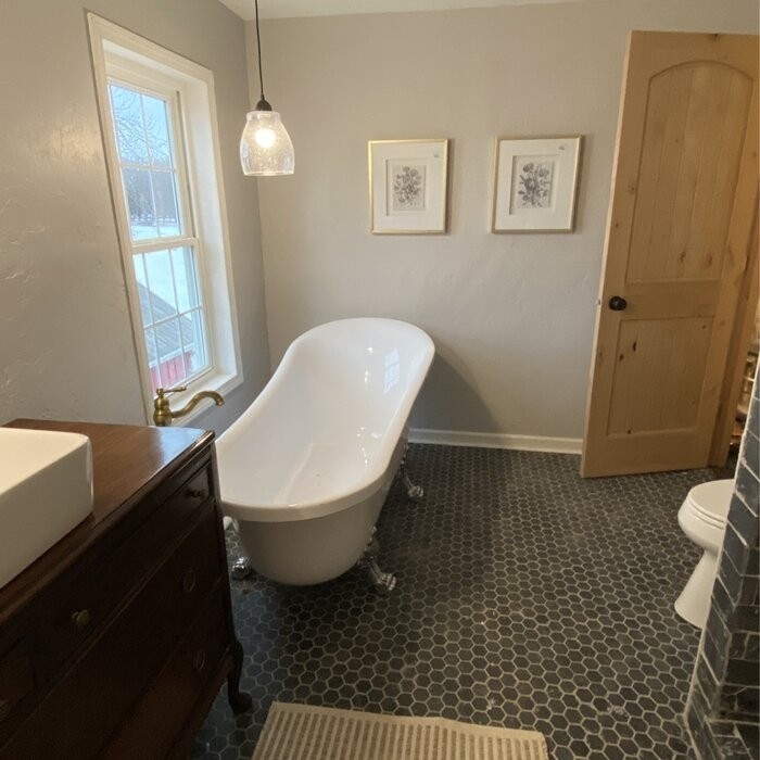 68.9" x 31" Clawfoot Soaking Acrylic Bathtub