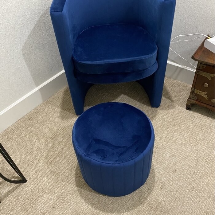 Amilliona Barrel Chair and Ottoman