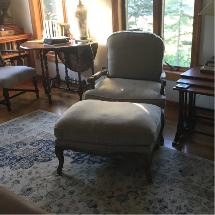 Arnold 30.5'' Wide Tufted