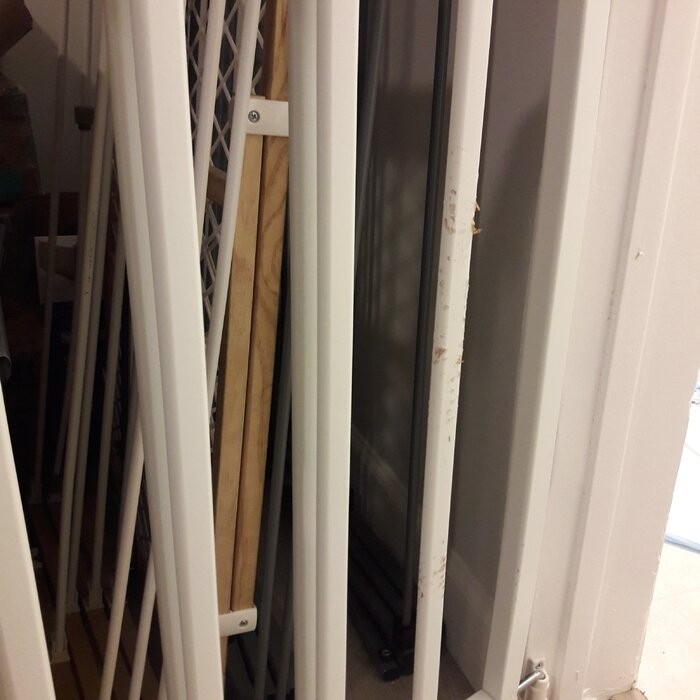 Safety Mate Expandable Wall Mounted Pet Gate