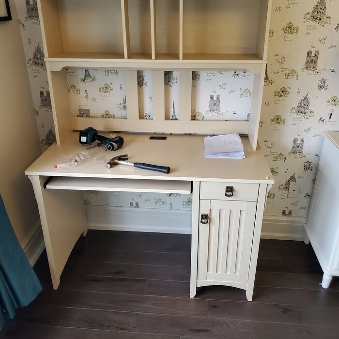 Saraghna Desk with Hutch