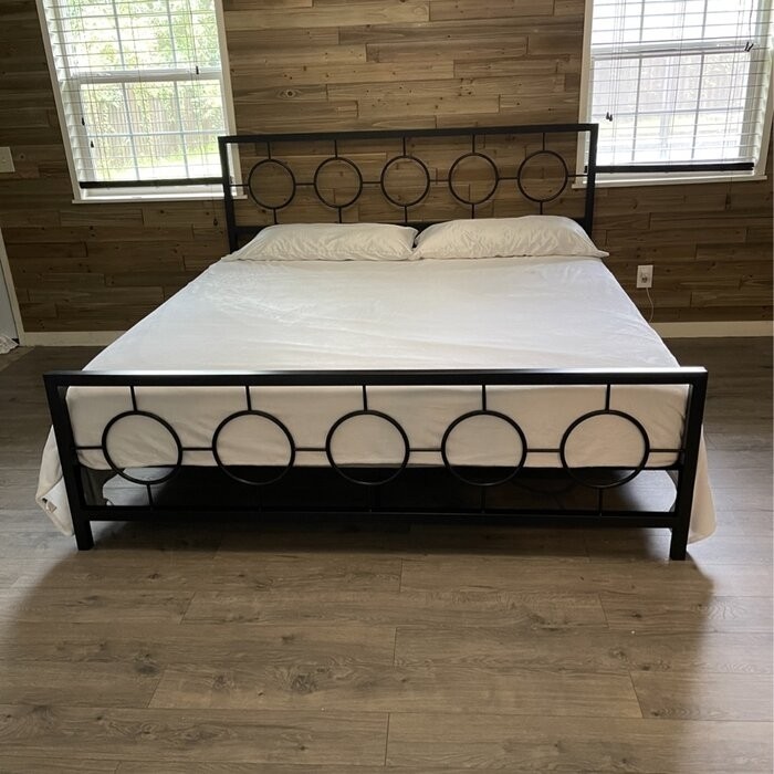 Singraul King Platform Bed