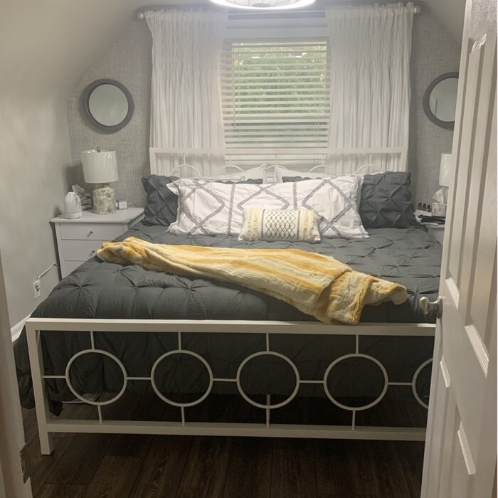 Singraul King Platform Bed