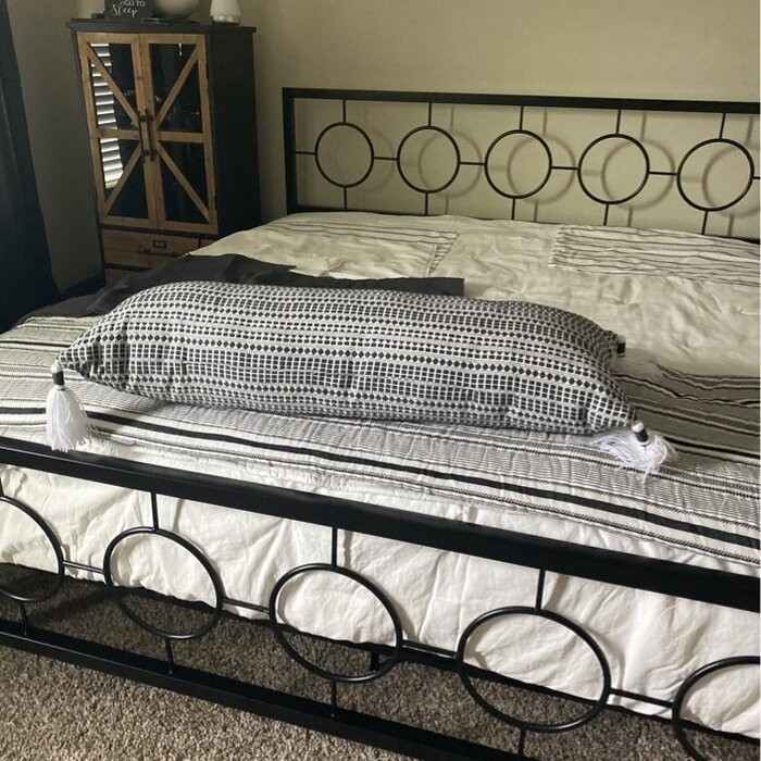 Singraul King Platform Bed