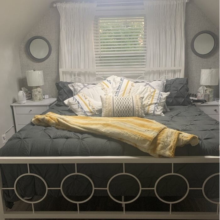 Singraul King Platform Bed