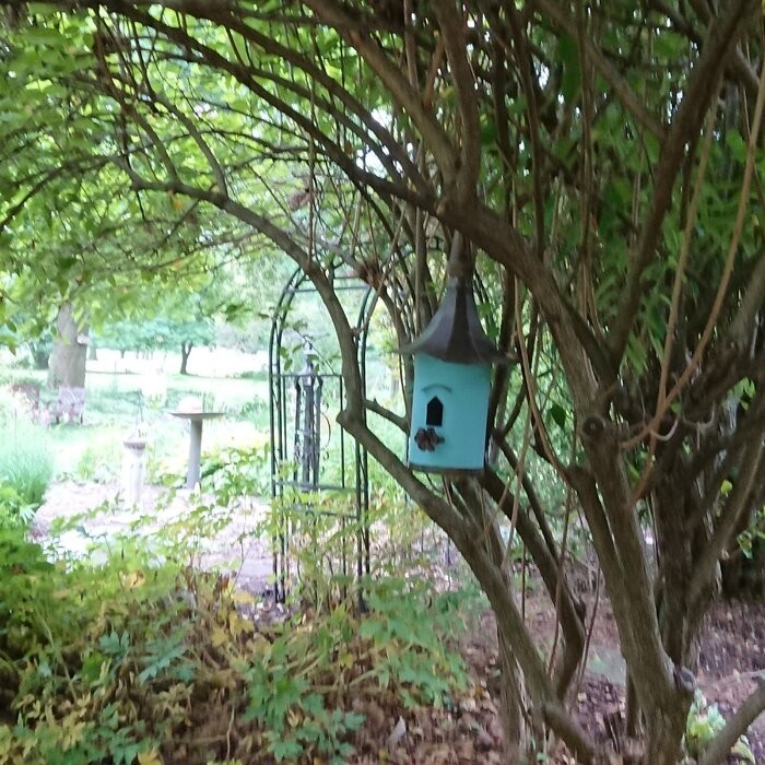 Tivtsazn 34 in x 15.5 in x 15.5 in Birdhouse