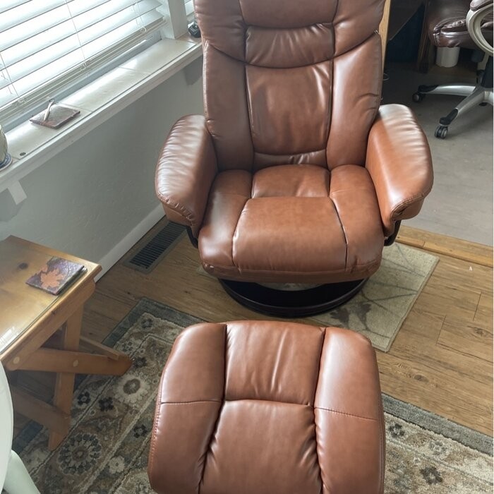 33'' Wide Manual Swivel Standard Recliner with Ottoman