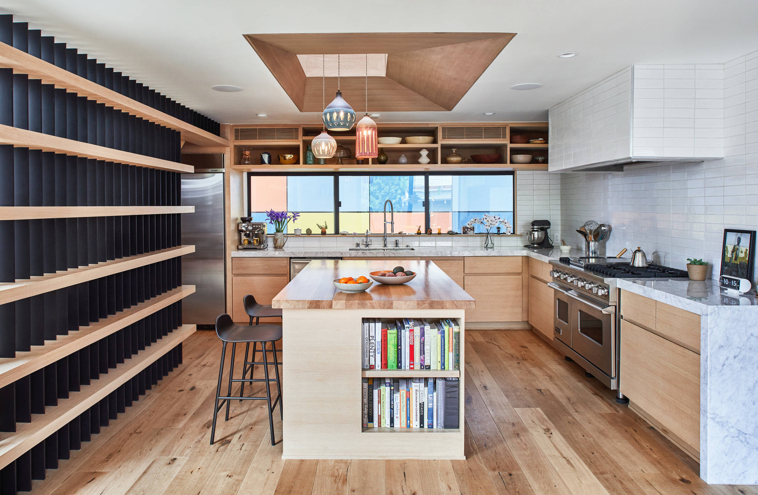 japandi-kitchen-ideas-with-white-tile-and-dark-paneled-wall.jpg