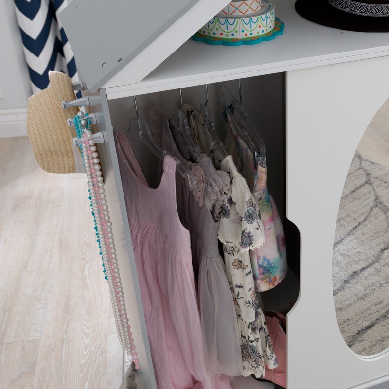 Armoire Dress Up