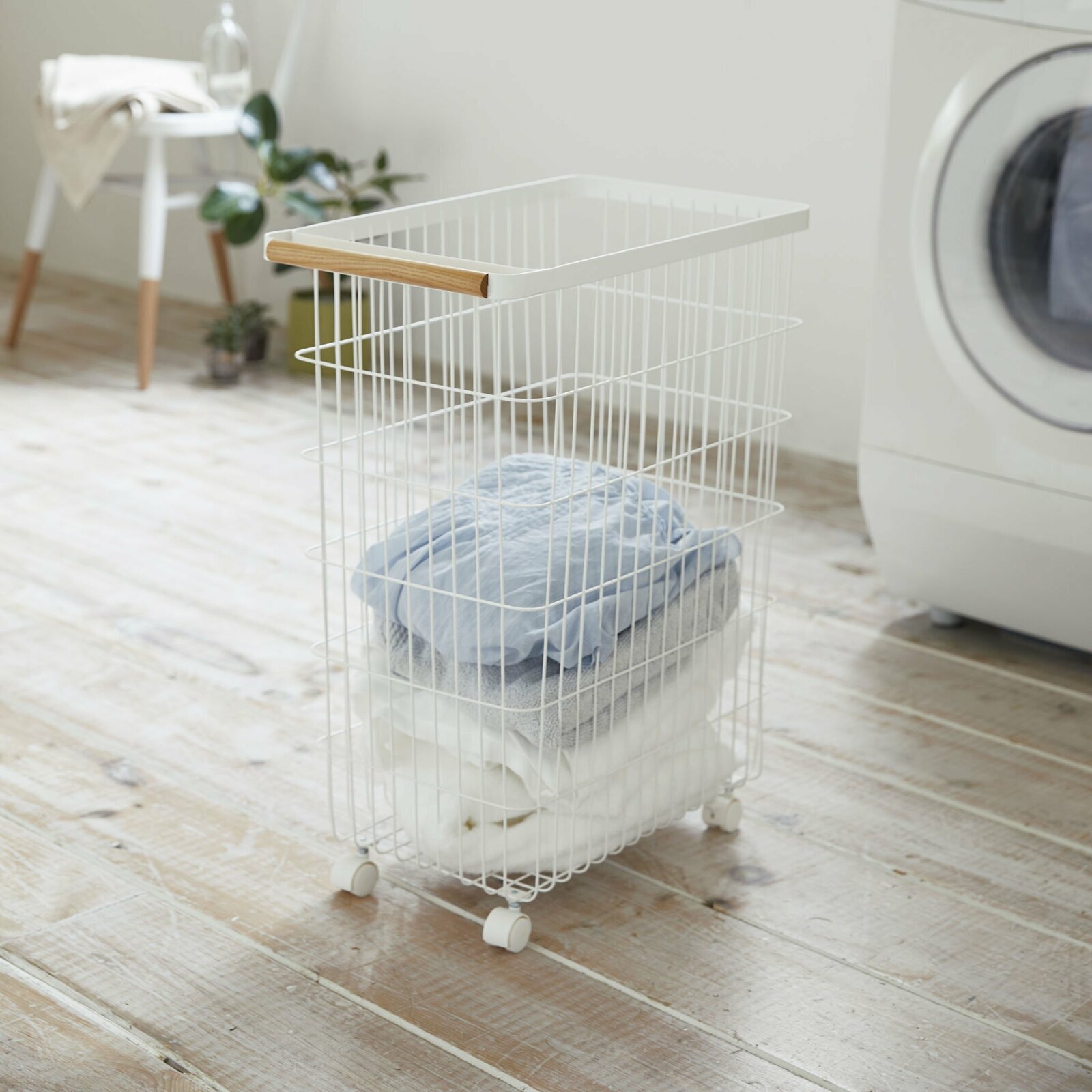 Compact metal laundry basket