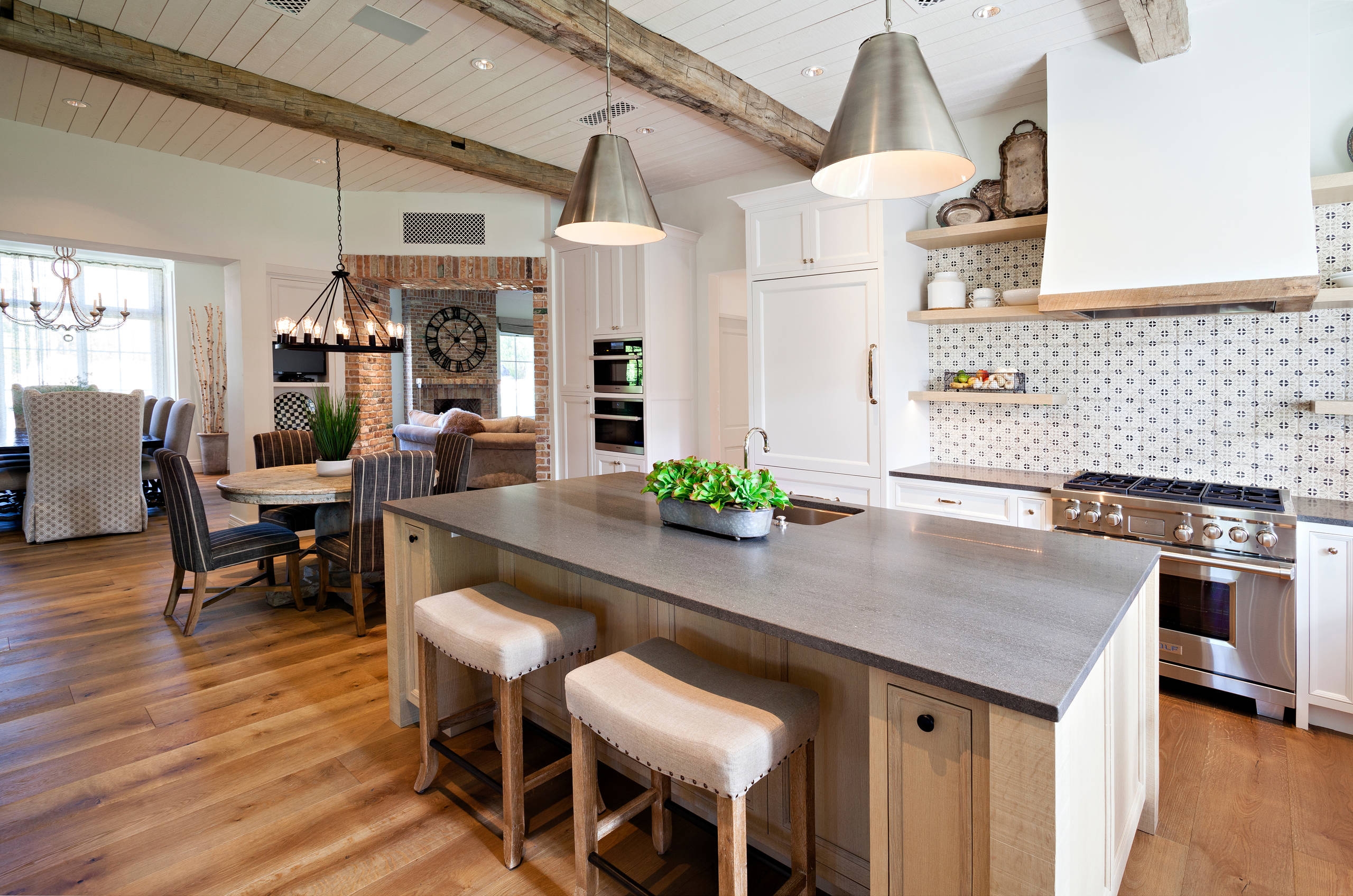 https://foter.com/photos/424/contemporary-neutral-kitchen-with-patterned-tile-backsplash.jpg