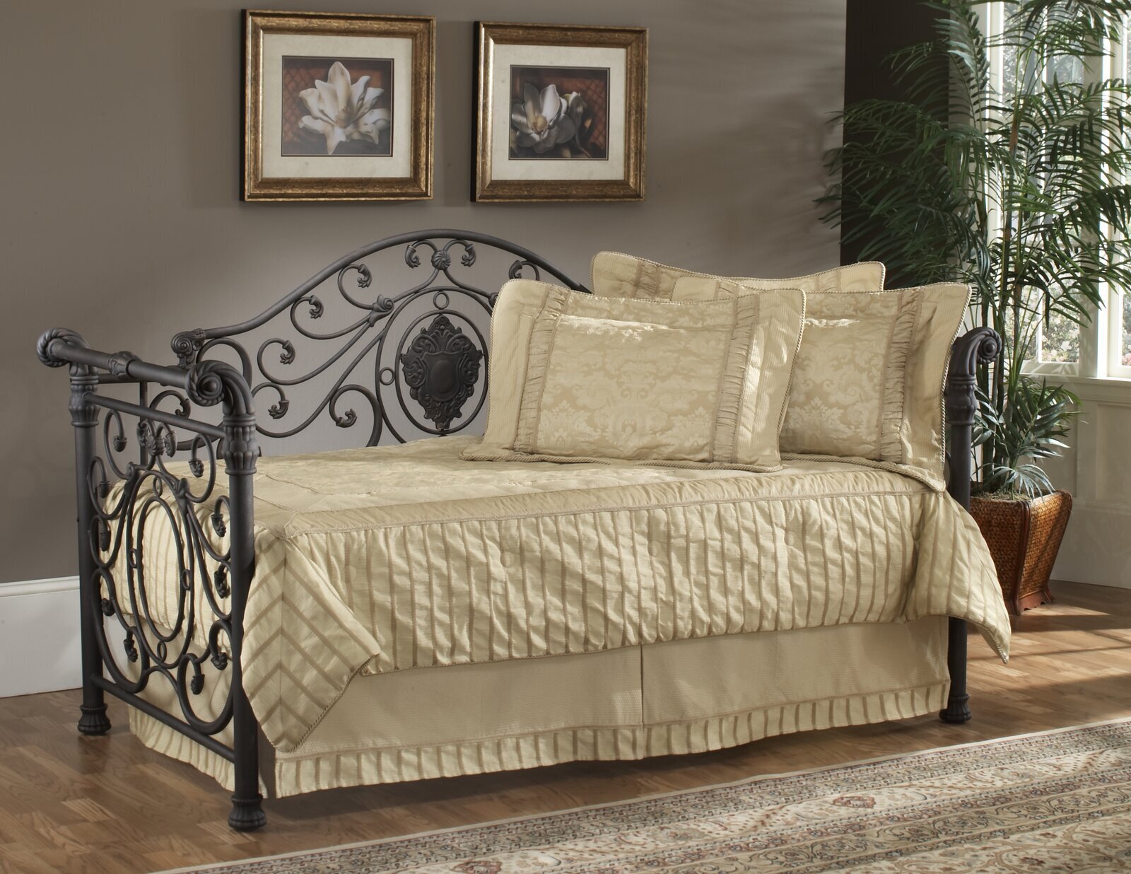 Daybed with Scrollwork