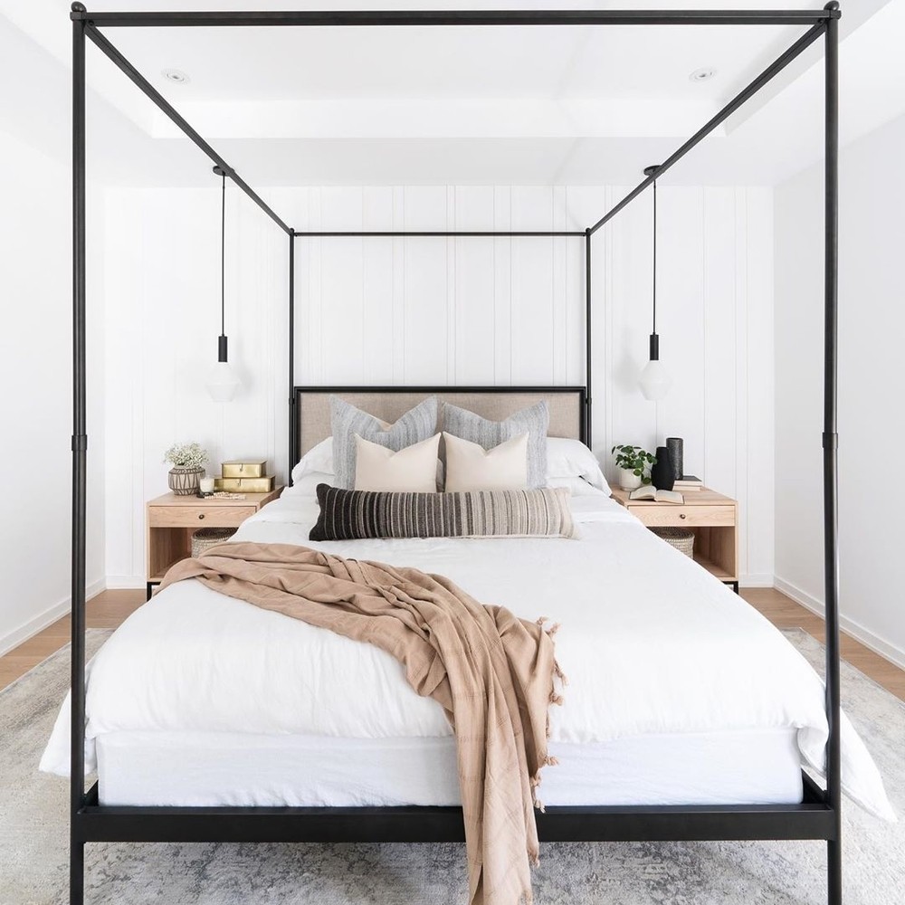 https://foter.com/photos/424/minimalist-bedroom-with-a-poster-bed.jpg?s=cov3