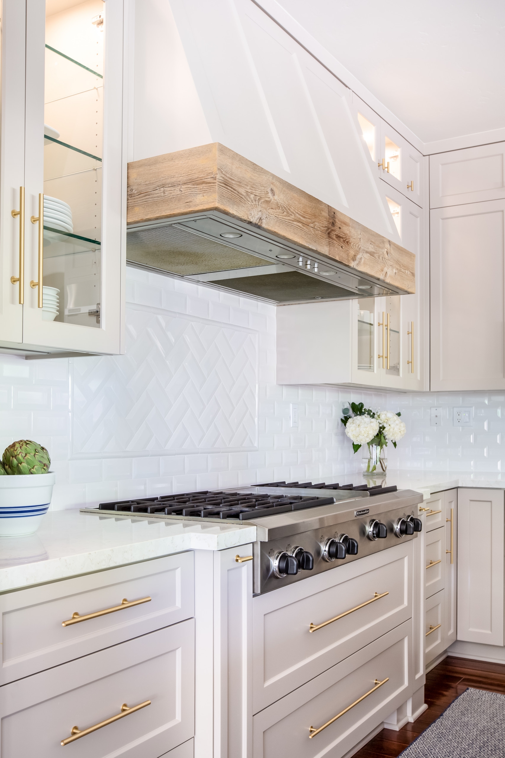 15 Luxury White and Gold Kitchen Designs