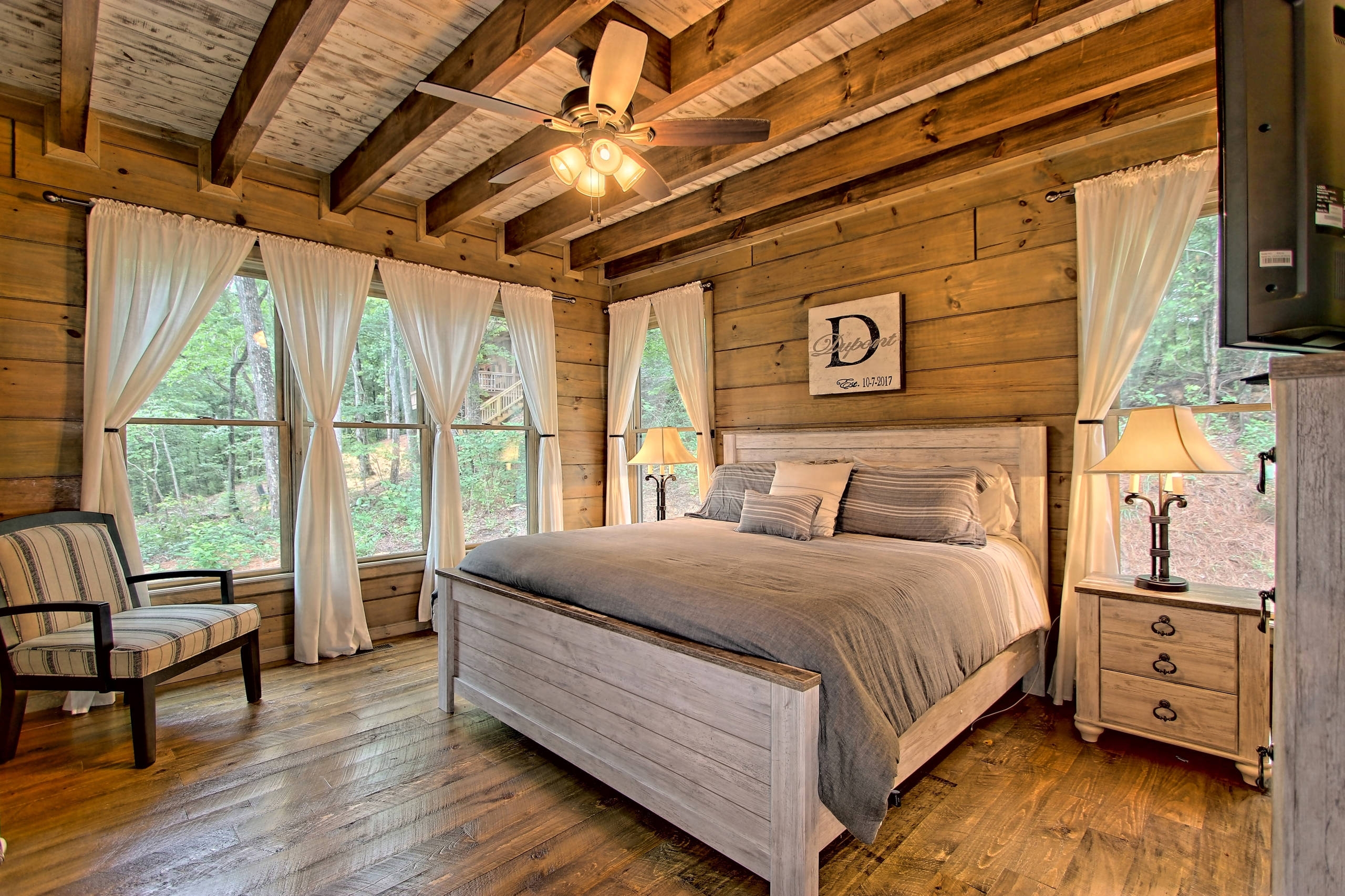 20 Rustic Cabin Bedroom Decor Ideas for a Small Room - Romanticizing Rachel