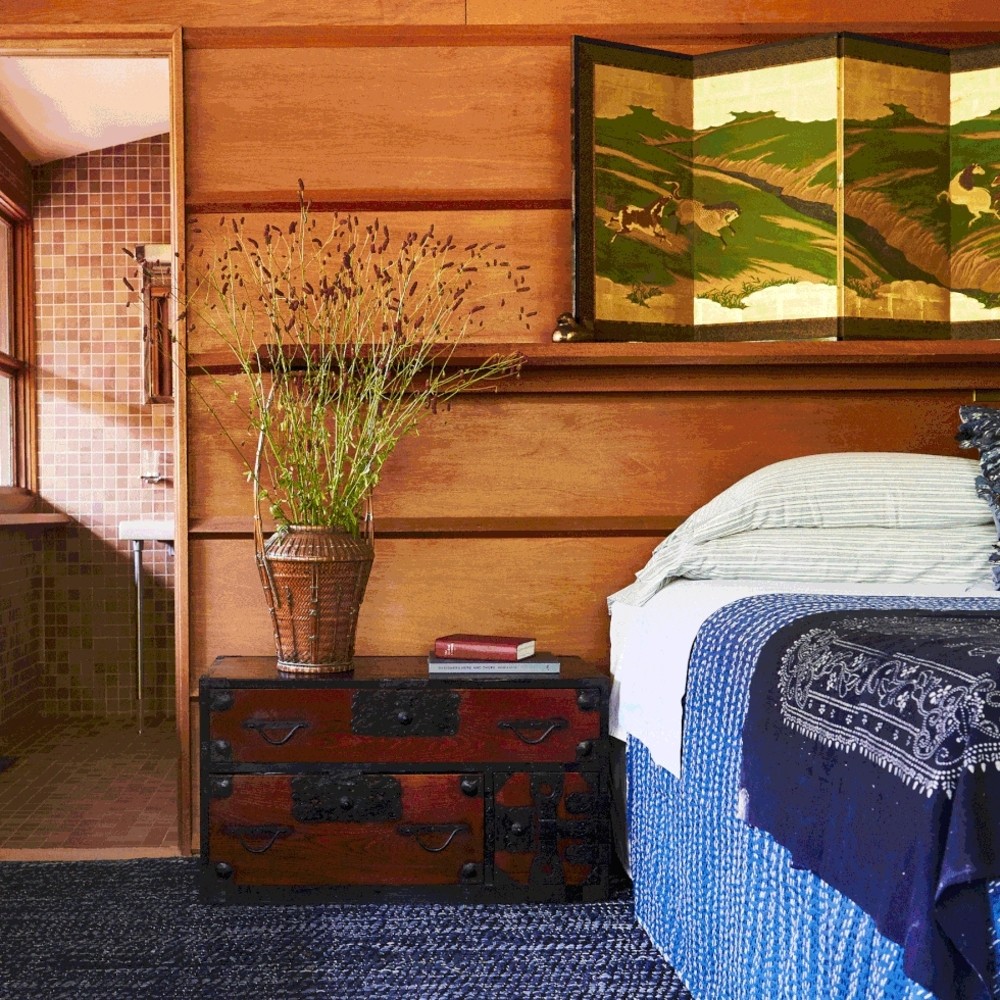 https://foter.com/photos/424/small-rustic-bedroom-ideas-with-wood-panelling.jpg?s=cov3