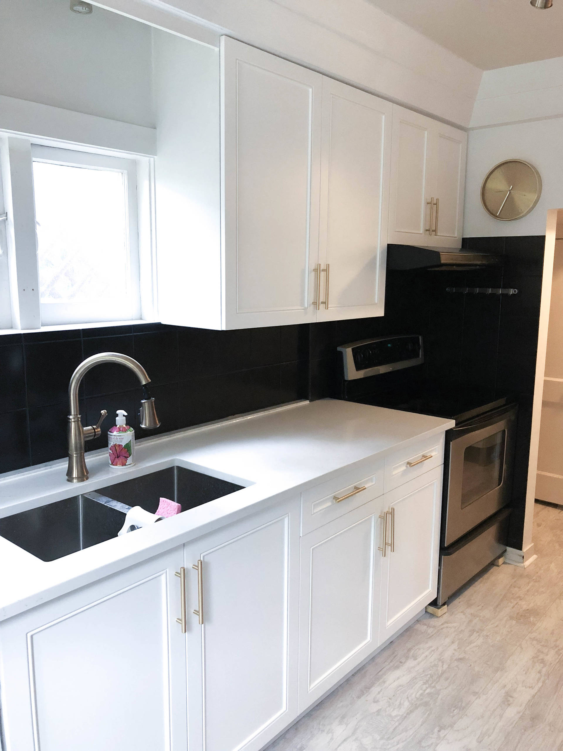 https://foter.com/photos/424/white-and-black-kitchen-with-a-contrasting-feel.jpg