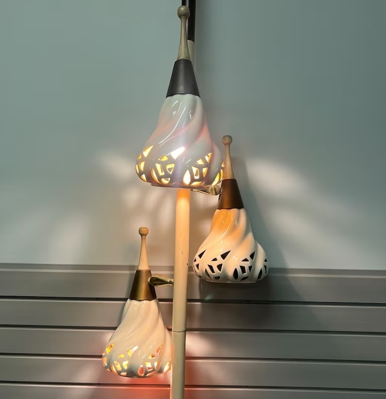 Floor to Ceiling Lamp With Ceramic Shades