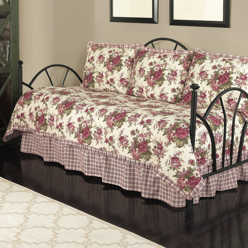 Reversible 5-Piece Quilt Set with Cabbage Roses