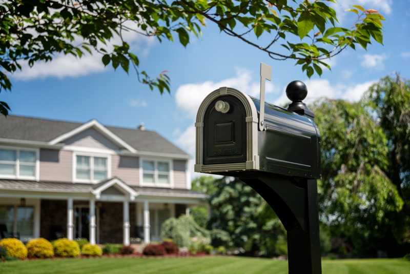 Brunswick Steel Post Mounted Mailbox with Magnetic Closure