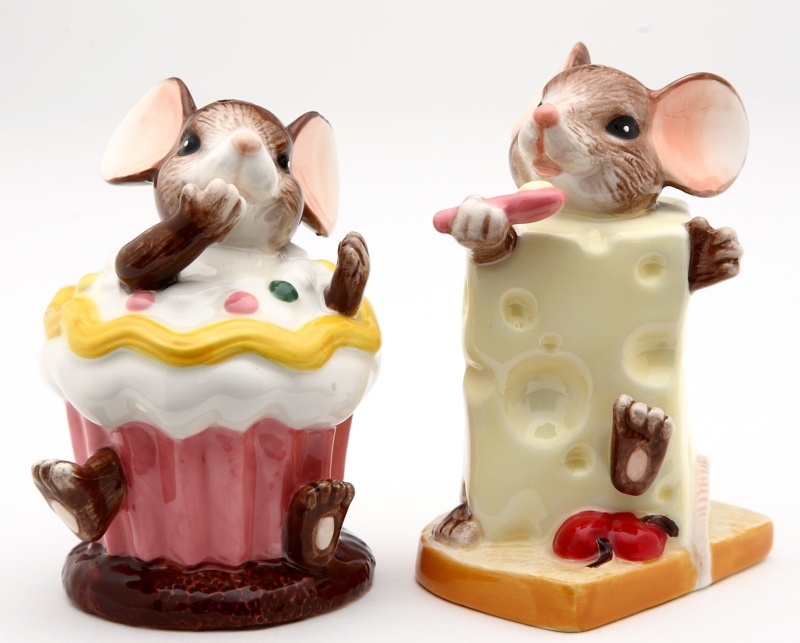 Ceramic Salt And Pepper Shaker Set