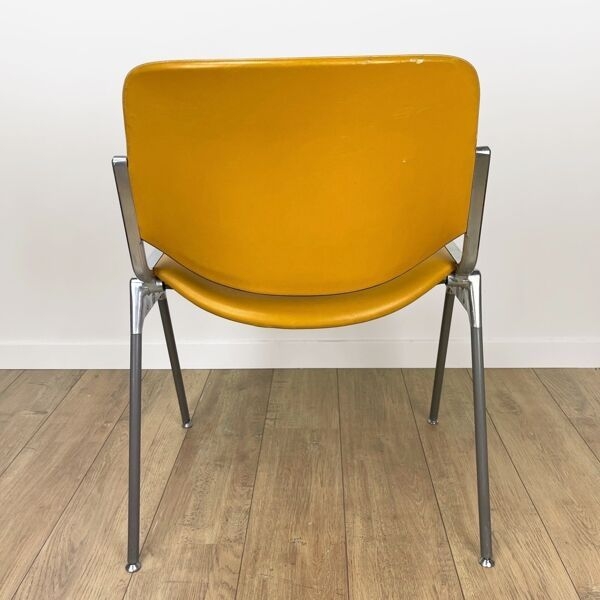 Chaise DSC 106 Giancarlo Piretti pour Castelli tablette amovible annes 70