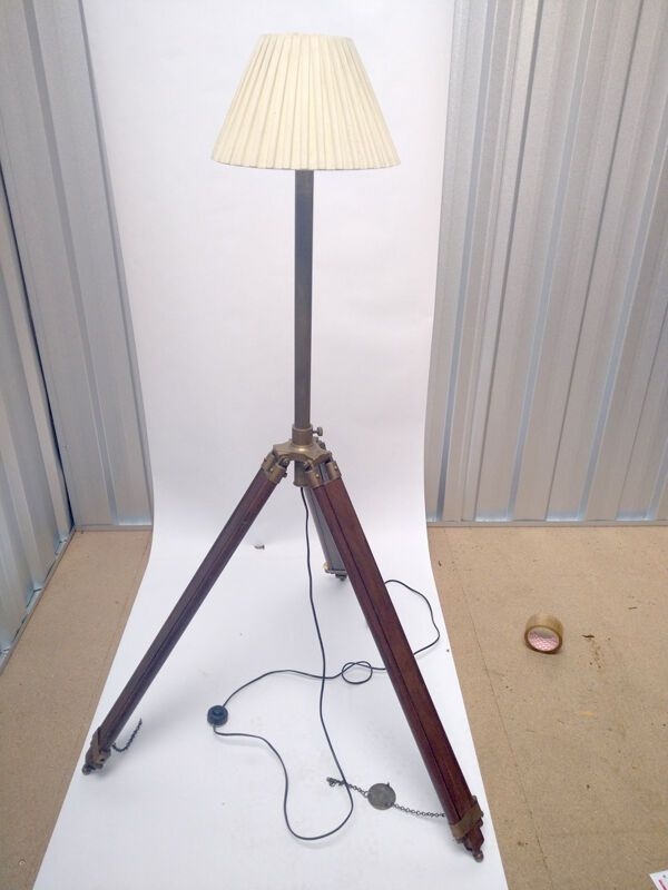 Lampadaire sur trpied antique