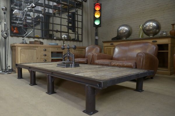 Table basse industrielle en mtal et sapin 1950