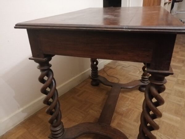 Bureau ancien aux pieds torsads