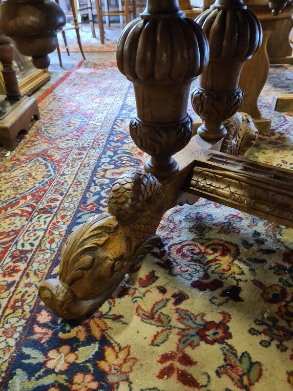 Table renaissance avec des dauphins en chne