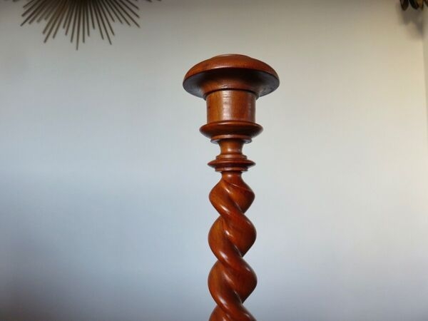 Paire de bougeoirs en bois tourn art deco