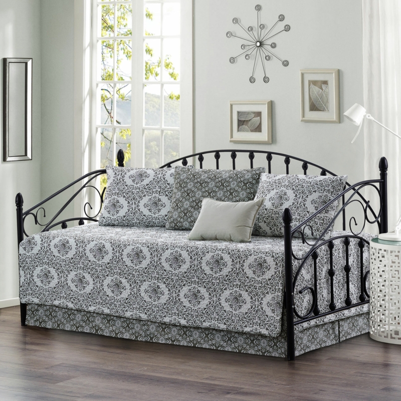 Babbie Damask Quilt Set