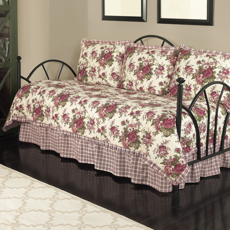 Norfolk Reversible Quilt Set