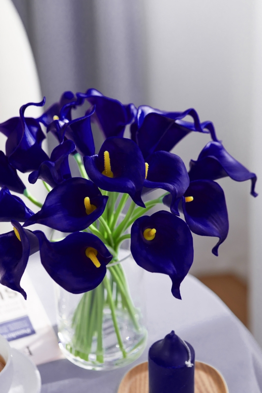 Orozco Lilies Centerpiece in Glass Vase