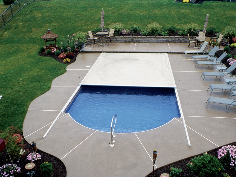 Retractable Pool Cover for Safety and Cleanliness