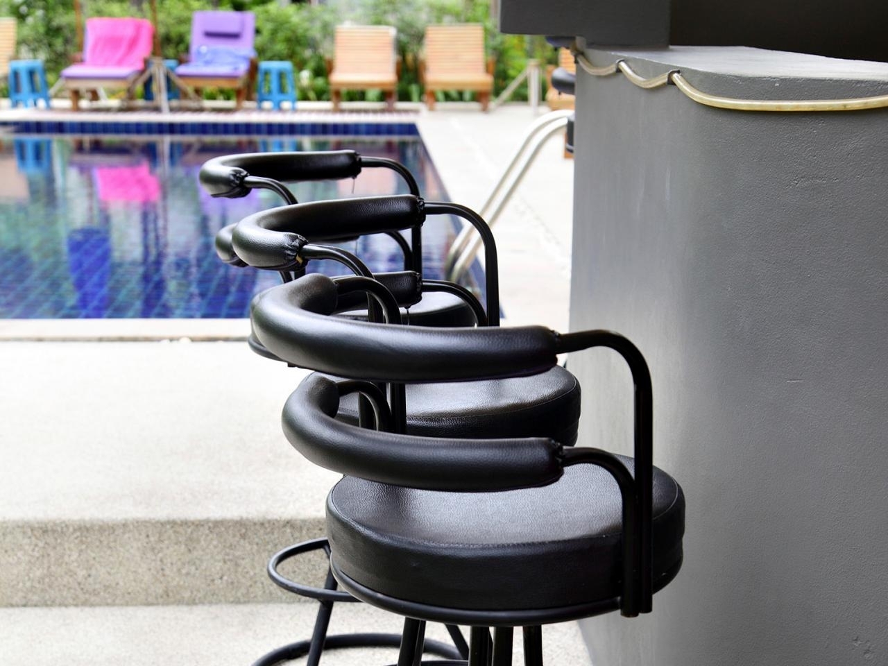 short outdoor bar stools