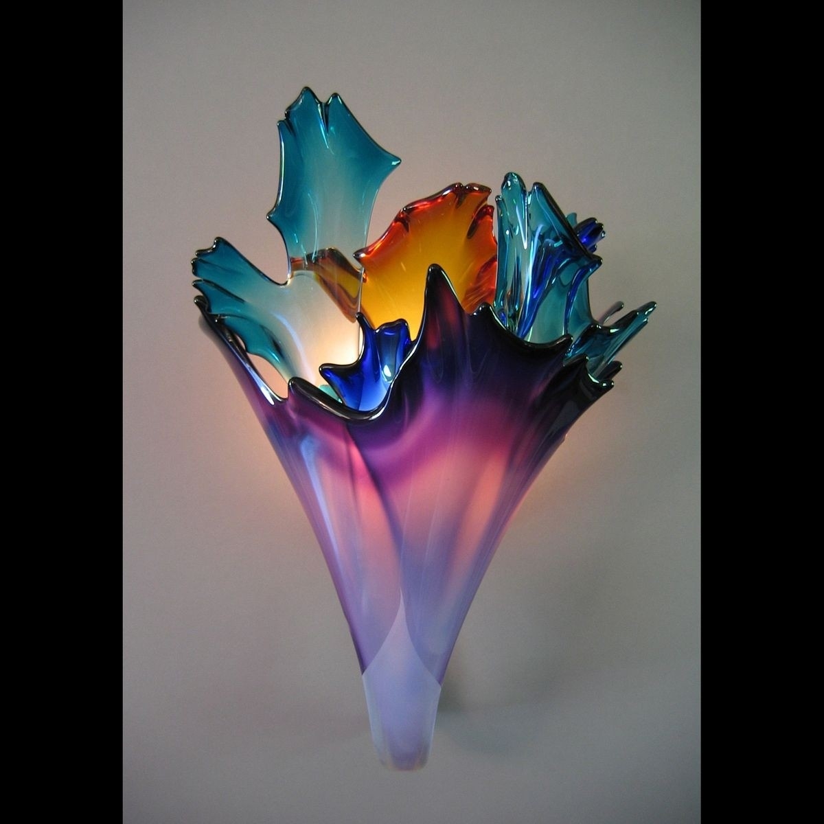 Современное выставочное искусство художественное стекло. Цветное художественное стекло. Художественное стекло ваза. Необычные стеклянные вазы. Искусство из стекла.
